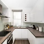 Elegant Apartment In London Steps Away From River Thames