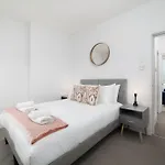 Elegant Apartment In London Steps Away From River Thames