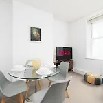 Elegant Apartment In London Steps Away From River Thames