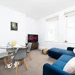 Elegant Apartment In London Steps Away From River Thames