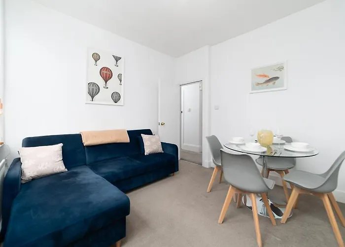 Elegant Apartment In London Steps Away From River Thames