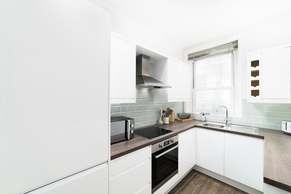 Elegant In Steps Away From River Thames *