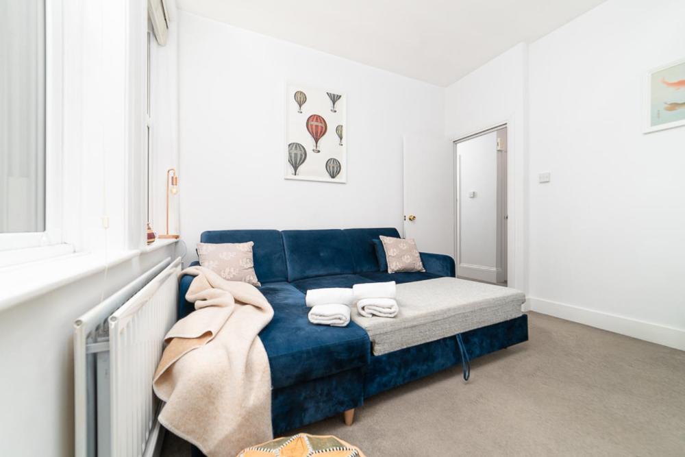Appartamento Elegant In Steps Away From River Thames Londra